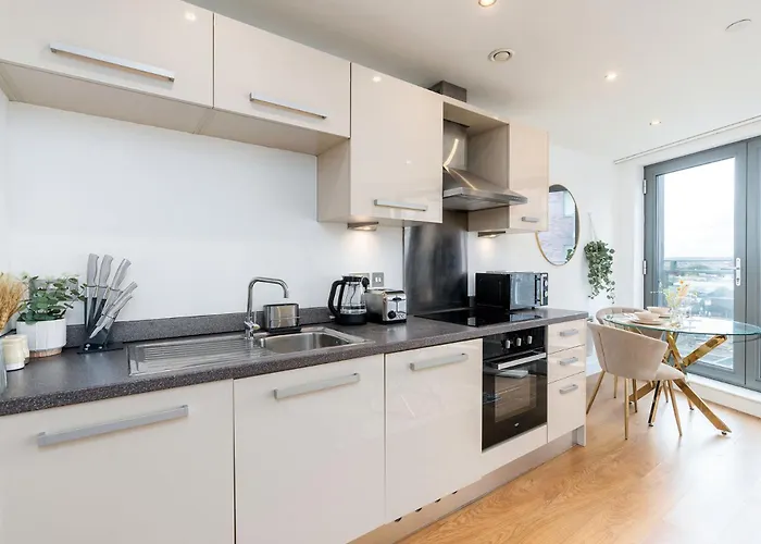 Exclusive Apartment - City Centre - Free Parking -Wifi Netflix- Juliet Balcony