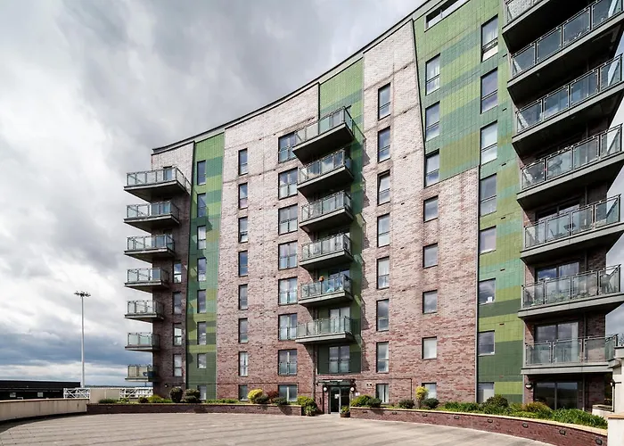 Exclusive Apartment - City Centre - Free Parking -Wifi Netflix- Juliet Balcony