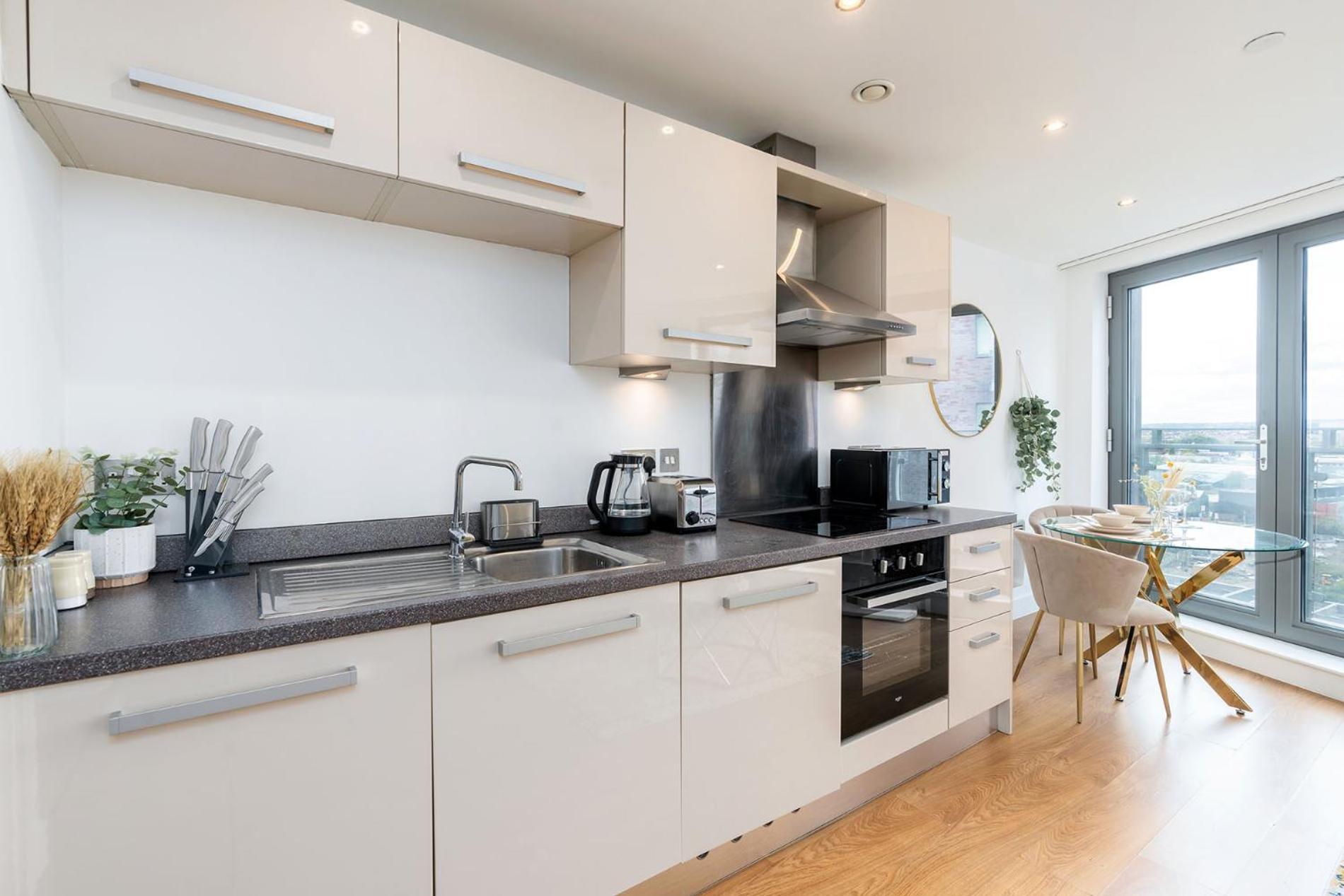 Exclusive - Centre - Free Parking -wifi Netflix- Juliet Balcony Leeds (West Yorkshire)