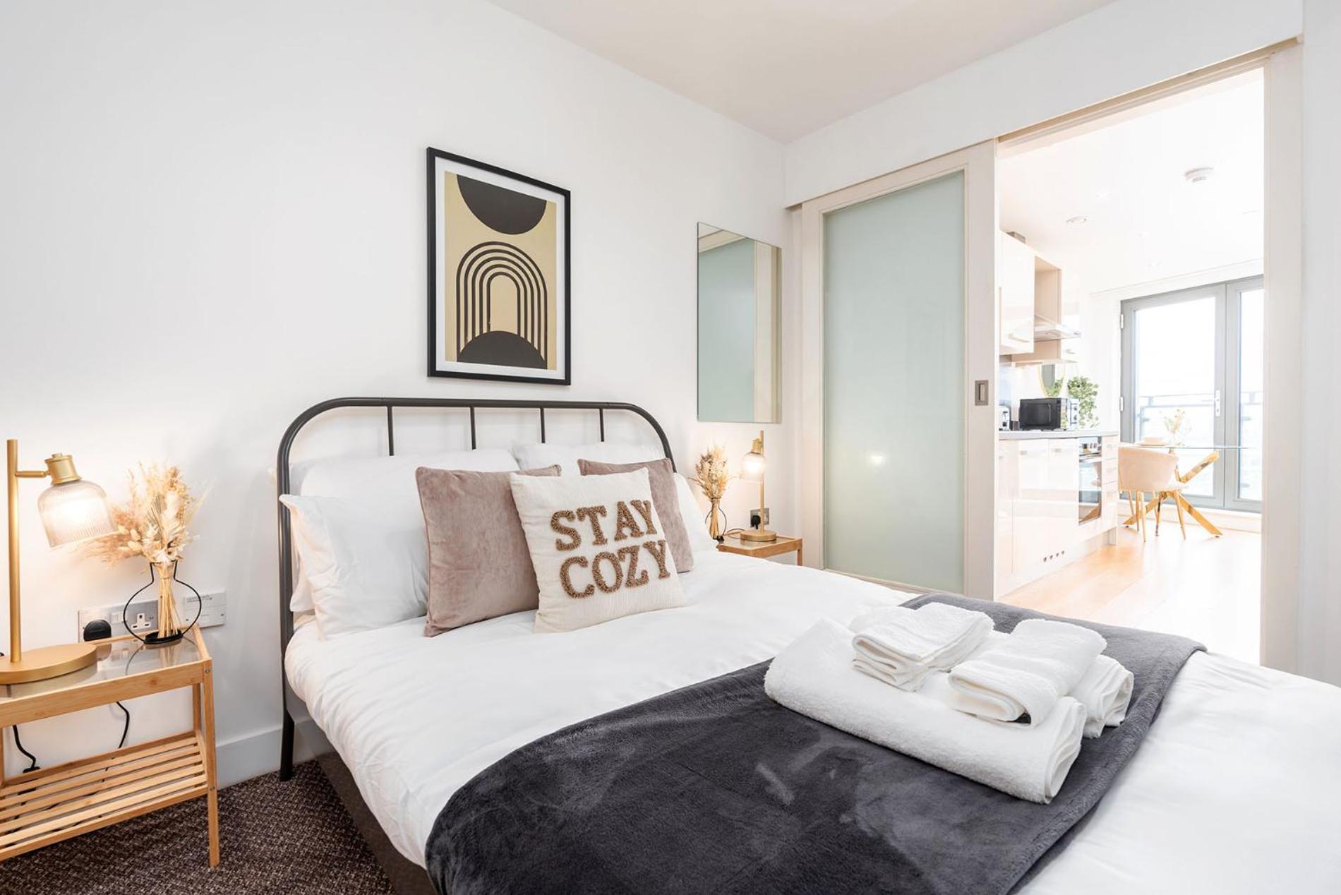 Exclusive - Centre - Free Parking -wifi Netflix- Juliet Balcony Apartment